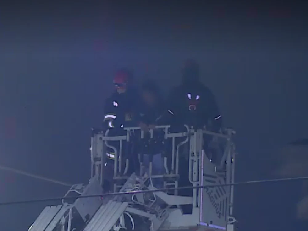 Haos în Gara de Nord: un individ a urcat pe fațada clădirii și a aruncat cu pietre în trecători și mașini