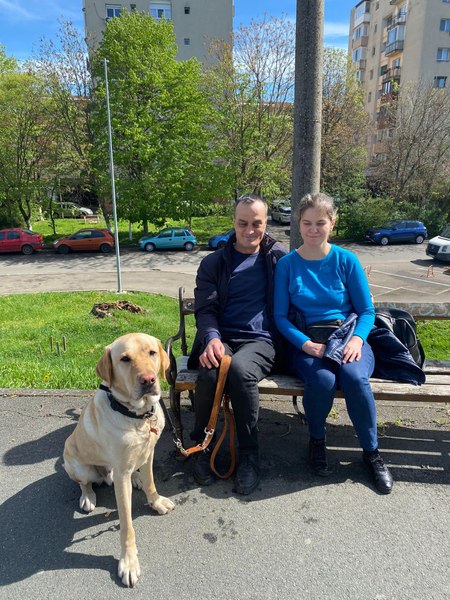 Câinele care vede pentru un cuplu din Arad. Vera şi Adrian: „Elvis înseamnă ochii noștri“
