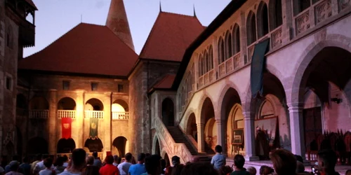 carnaval medieval la castelul corvinilor