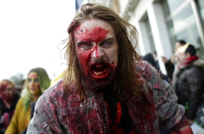 Ziua de sâmbătă a fost rezervată zombilor, în cadrul Carnavalului de la Veneţia (Foto: Reuters)