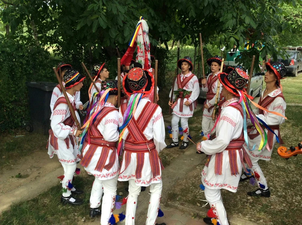 Călușul care se joacă în curtea gospodarului este diferit de cel de scenă FOTo: CJCA Olt