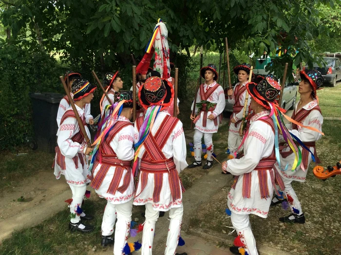 Călușul care se joacă în curtea gospodarului este diferit de cel de scenă FOTo: CJCA Olt