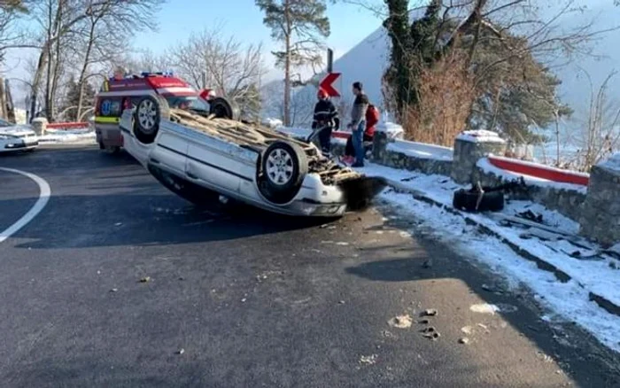 Deşi maşina s-a rostogolit de mai multe ori, nimeni nu a avut de suferit. FOTO: ISU Braşov