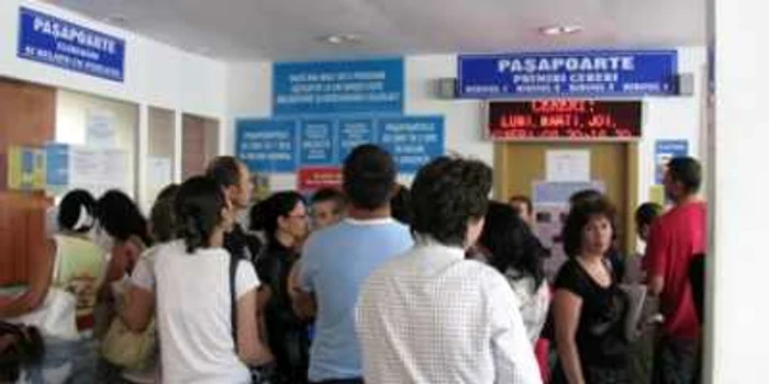 Bacau: Aglomeraţie la Paşapoarte