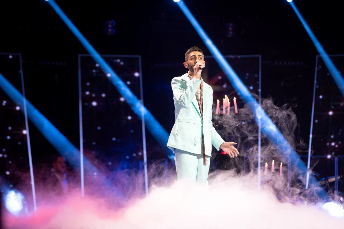 Iulian Nunucă cântă pe scenă la Vocea României