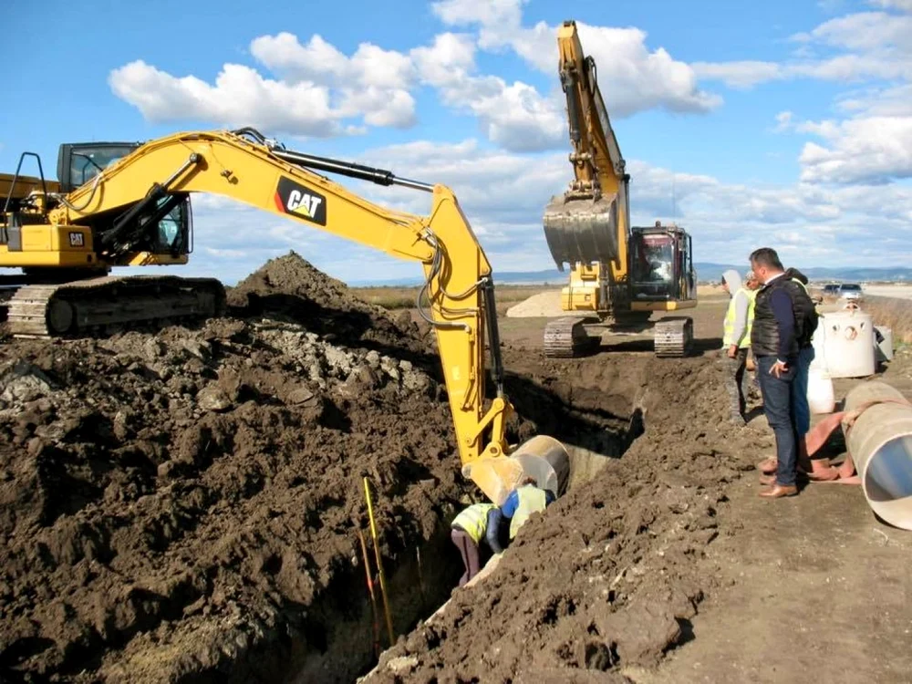În prezent, pe şantierul aeroportului se lucrează la sistemul de preluare a apelor pluviale de pe pistă. Foto: Ionuţ Dincă