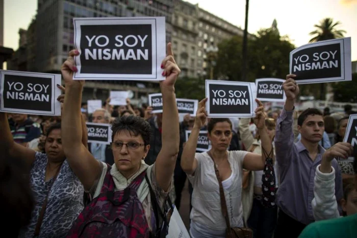 Manifestaţie împotriva morţii supecte a procurorului argentinian Alberto Nisman, care a instrumentat dosarul în care preşedinta Cristina Fernández de Kirchner este acuzată de implicarea într-un atentat terorist împotriva unui centru evreiesc. „Yo soy Nisaman” - „Eu sunt Nisman”