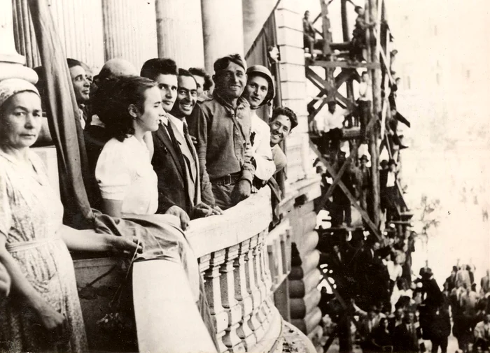 
    Elena și Nicolae Ceaușescu, încă necăsătoriți, la 30 august 1944, în balconul Palatului Generala, actual Palat BCR, din Piața Universității, la mitingul de întâmpinare a trupelor sovietice care intraseră în BucureștiFoto: Fototeca online a comunismului românesc  