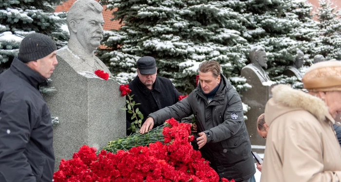 Jacob Jugashvili depunând flori la un bust al străbunicului său FOTO stalinizator.ru