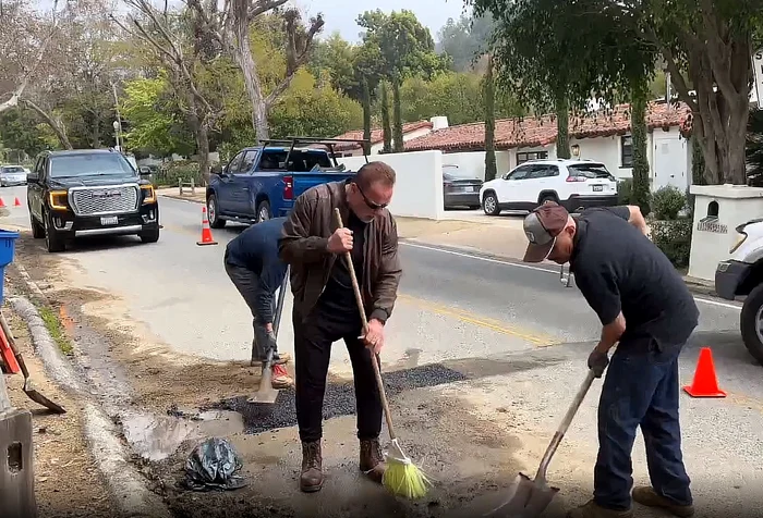 Arnold Schwarzenegger curăță zona după ce a reparat șoseaua / Foto: captură video Twitter