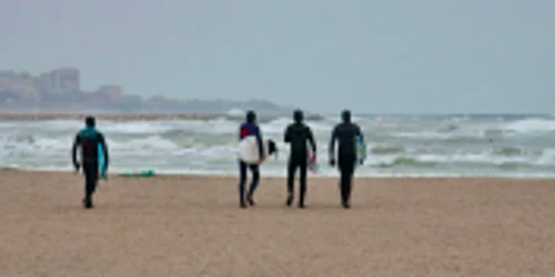 Surf surferi la Marea Neagră plaja Constanţa Mamaia sporturi nautice Sursa Facebook Ion Dumitraşcu