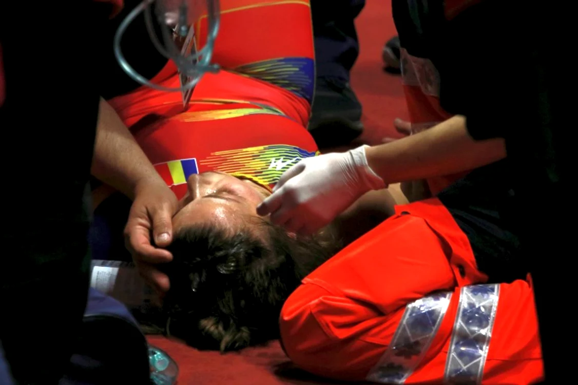 
    Incze Kriszta a primit îngrijiri medicale după finala CE de lupteFoto: Marian Burlacu  