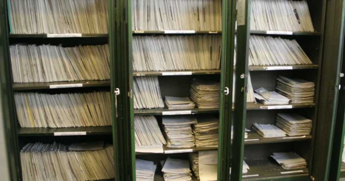 Noua birocrație din școli: dosarul cu șină devine digital, dar goana profesorilor după hârtii rămâne obligatorie