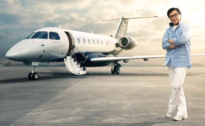 Celebrul erou al filmelor de arte marţiale mai are un aparat de zbor