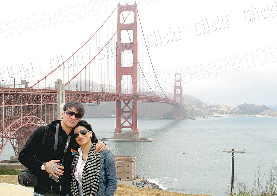 Daniel şi iubita lui,  Dana Miricioriu,  la podul Golden Gate  din San Francisco.  Vremea nu ţinea cu ei