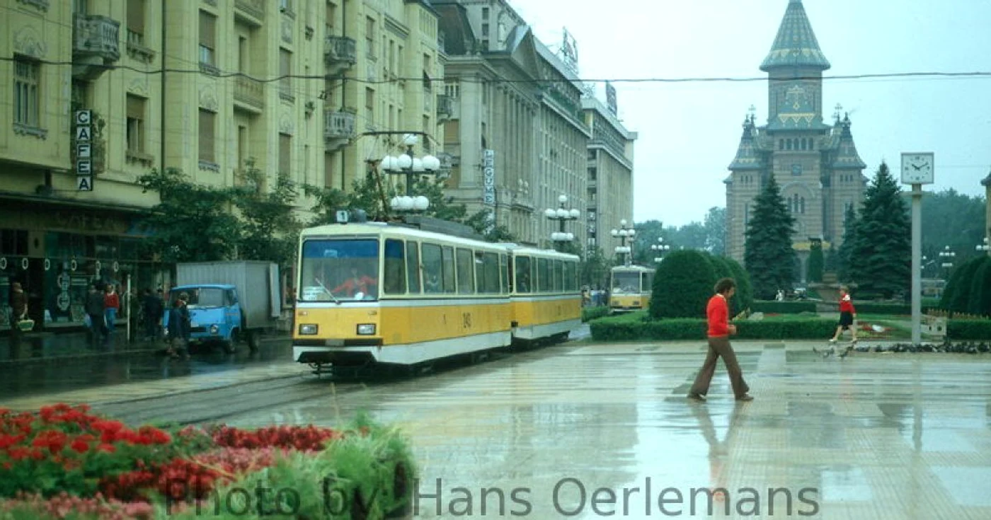 Tramvaiul 1 în apropiere de fostul Lacto-bar, actualul McDonalds, în 1980