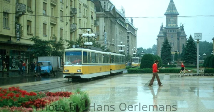 Tramvaiul 1 în apropiere de fostul Lacto-bar, actualul McDonalds, în 1980