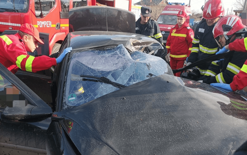 Accident grav pe E85: doi răniți. O victimă a fost transportată cu elicopterul SMURD la spital