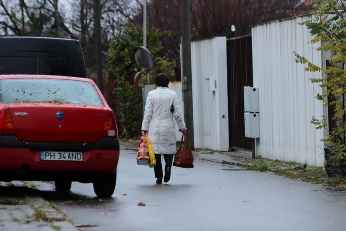 Mama Andreei Bălan, încărcată cu plase cu bunătăți, îndreptându-se spre casa fiicei ei 