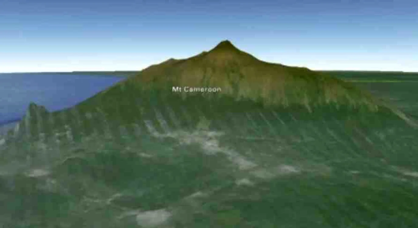 
    Piloţii au reuşit să evite la timp impactul cu Vârful CameroonGrafică computerizată CNN  