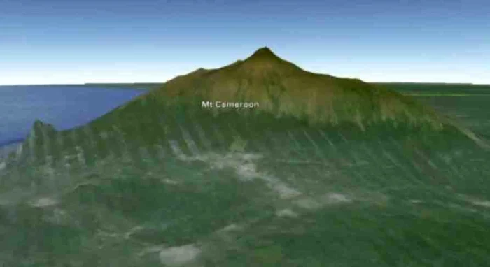 Piloţii au reuşit să evite la timp impactul cu Vârful CameroonGrafică computerizată CNN
