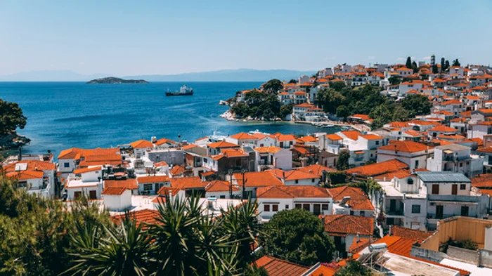 Orașul Skiathos, case albe cu acoperișuri de teracotă