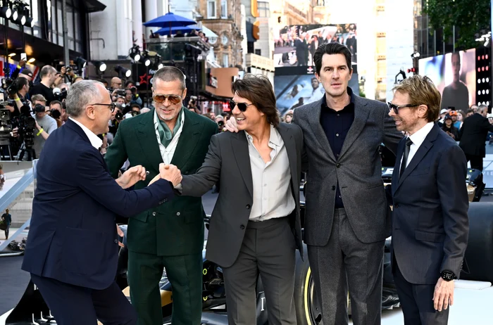 Brad Pitt și Tom Cruise la premiera europeană a filmului F1, Leicester Square, pe 23 iunie 2025, la Londra, GettyImages (2) jpg