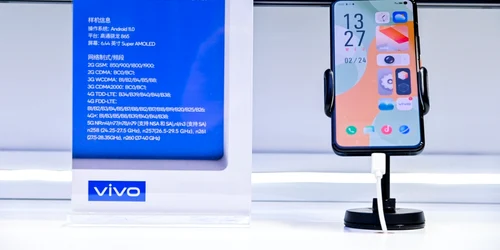 Smartphone vivo la MWC Shanghai 2021 folosind transmisie 5G mmWave 