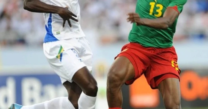 Ambourouet (în alb) a participat la ultima ediţie a Cupei Africii cu naţionala ţării sale