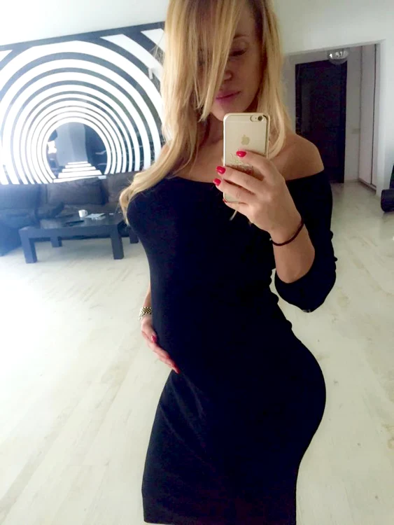 Anda Adam e foarte mândră de burtica de gravidă jpeg