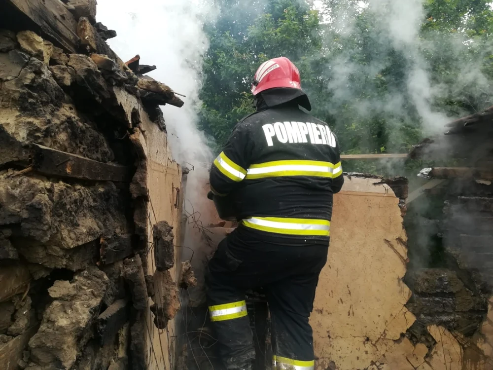 Pompierii au găsit cadavrul printre resturile carbonizate