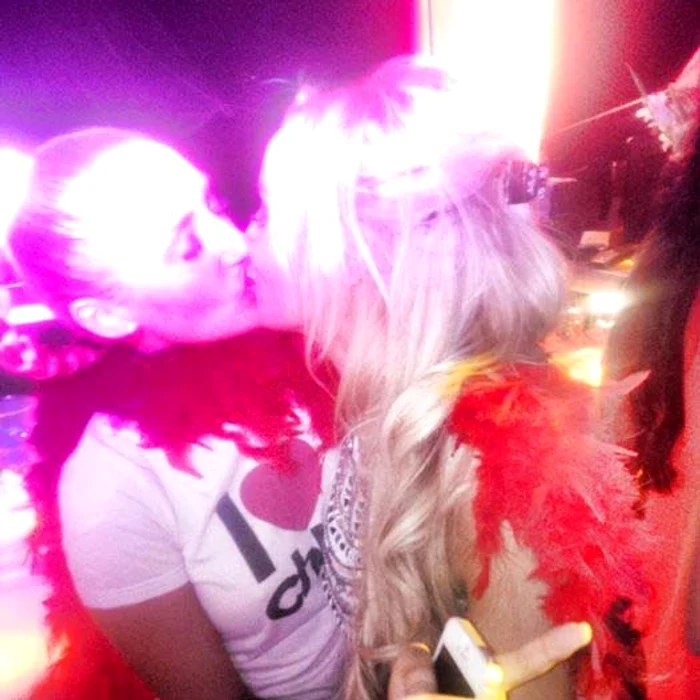 Aceasta este poza unde Denisa pare destul de înfierbântată în compania tinerei pe care o sărută cu pasiune