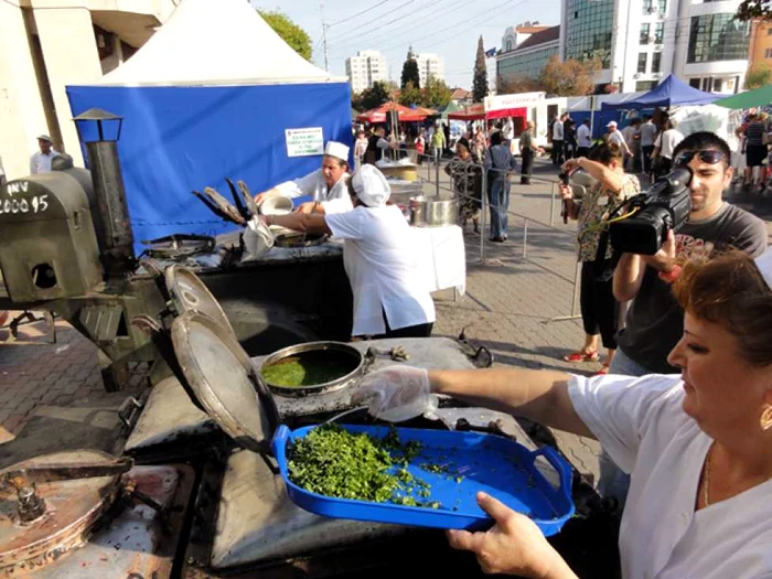 Ideea preparării celei mai mari ciorbe de praz din ţară chiar în centrul oraşului a scos festivalul din anonimat