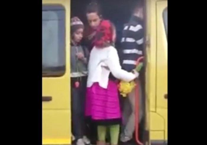 Microbuzul şcolar este ticsit de elevi