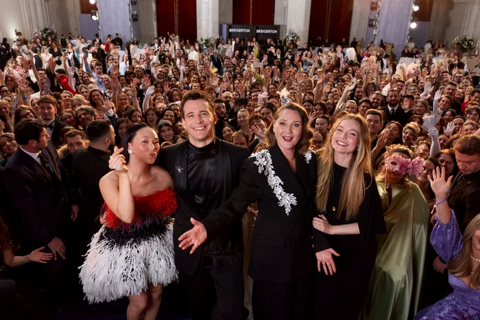 Luke Thompson, Yerin Ha, Ruth Gemmell și Hannah Dodd din serialul Bridgerton: foto Netflix