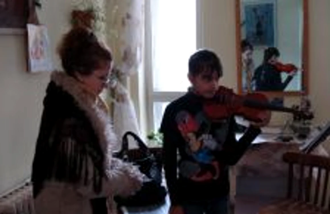 Elevii învaţă să cânte la vioară în frig