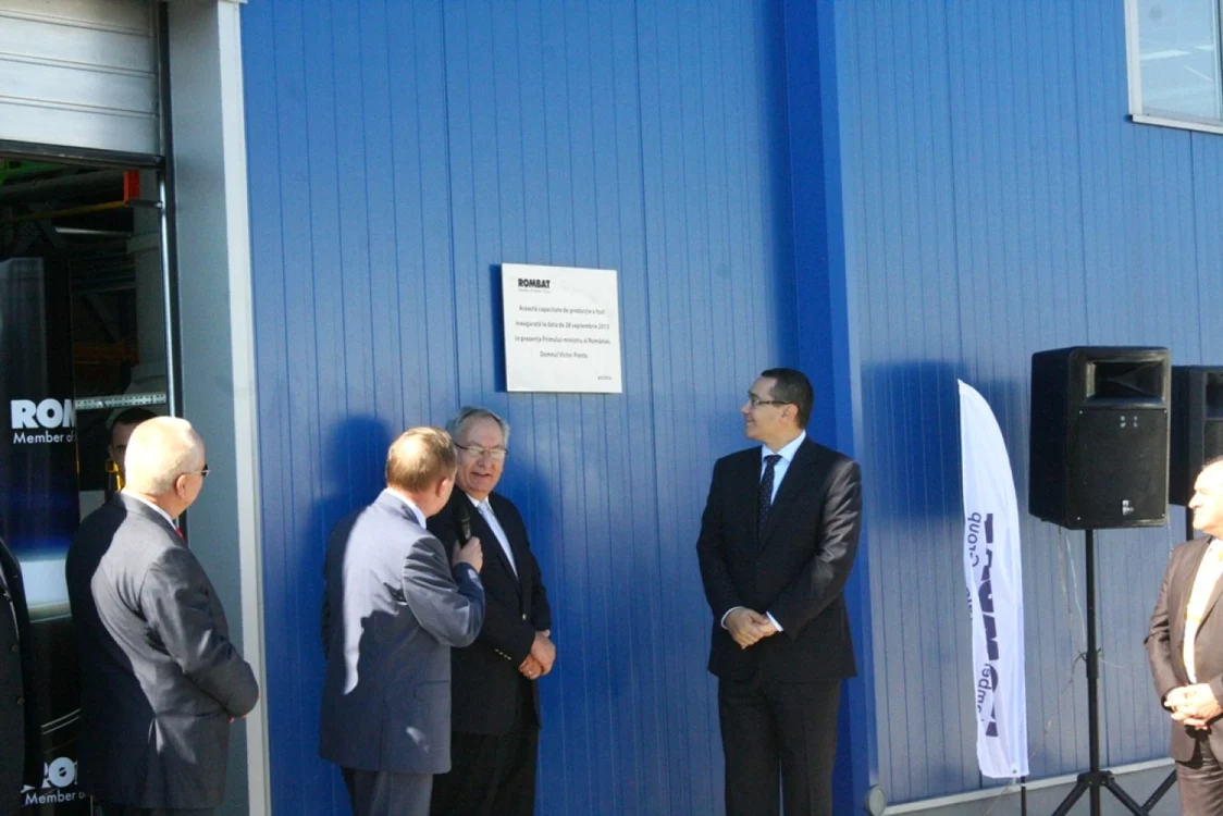 O plăcuţă de pe noua unitate de producţie pe care stă scrisă data inaugurării a fost dezvelită de către reprezentantul grupului Metair şi premierul Victor Ponta  FOTO: Bianca Sara