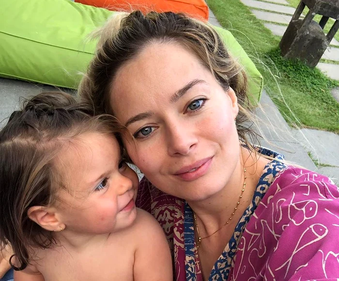 Laura a pus mochetă în toată camerafoto: lauracosoi.ro