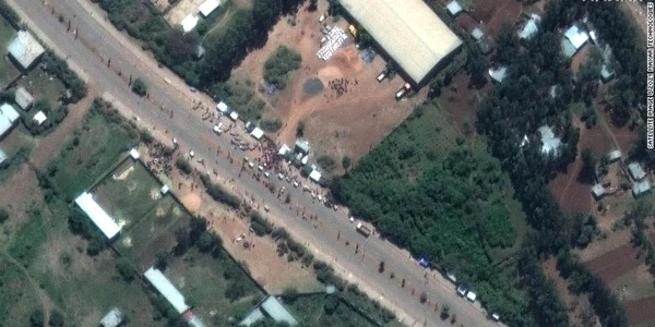 O imagine din satelit cu centrul de distribuţie a ajutoarelor din Guna arată o mulţime de refugiaţi despre care martorii spun că sunt bătuţi de soldaţi FOTO via CNN