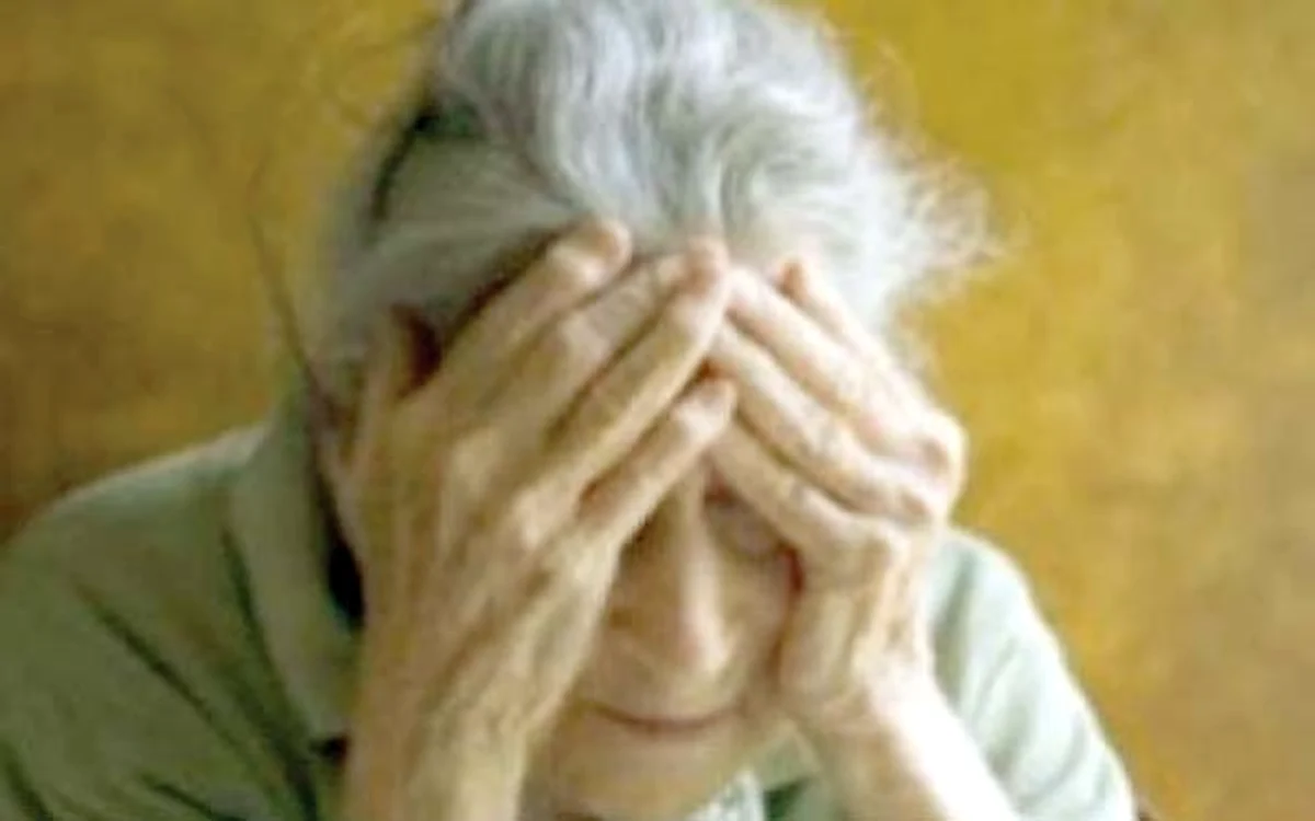 
    Bătrâna este  supărată că  tânărul cu care a  făcut sex nu s-a  ţinut de cuvânt  