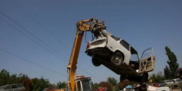 Maşinile abandonate în cartere ajung la fier vechi