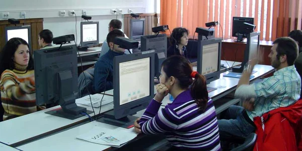 Elevii din Valea Doftanei rămăseseră fără material didactic - imagine arhivă ADS Ploieşti