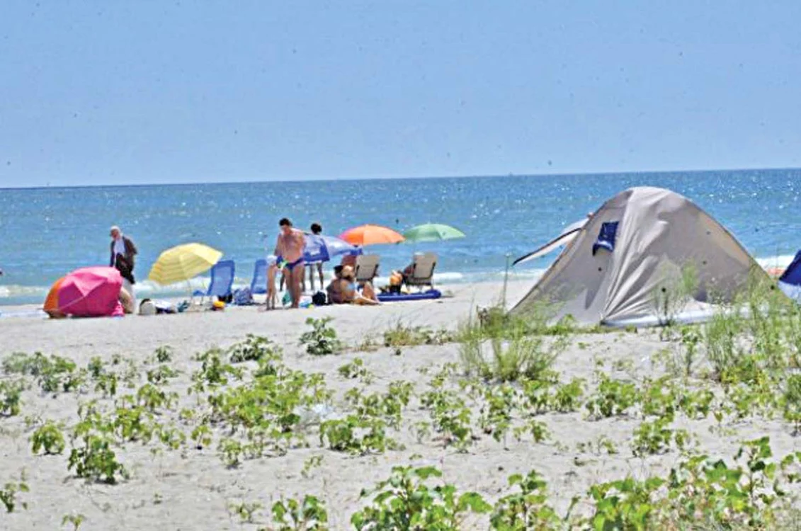 Până acum câţiva ani, doar  câţiva turişti îşi montau  cortul pe plaja virgină