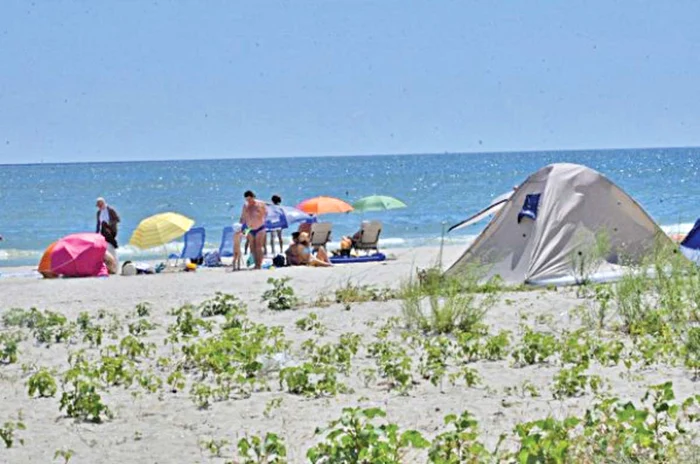 Până acum câţiva ani, doar  câţiva turişti îşi montau  cortul pe plaja virgină