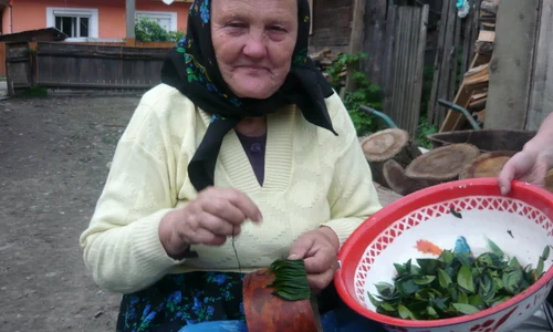 Vaselena Benzar este singura care duce mai departe tradiţia cununilor de mireasă  jpeg