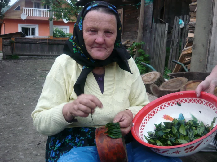 Vaselena Benzar este singura care duce mai departe tradiţia cununilor de mireasă.