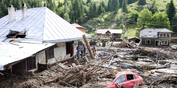 Case distruse de viitura care a lovit localitatea Broșteni FOTO Mediafax 