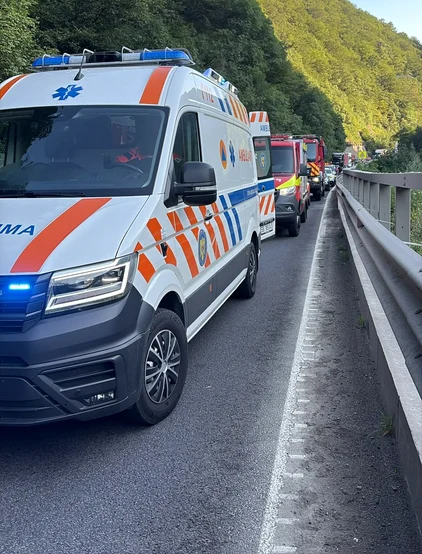 Mai multe echipaje de intervenție sunt la fața locului. FOTO ISU Sibiu
