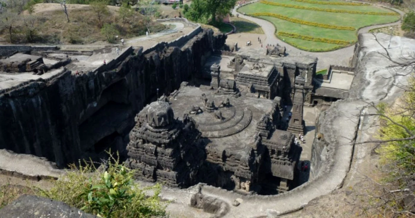 Templul Kailasa, India, cea mai mare structură monolită din lume, pentru care s-au sculptat şi excavat zilnic 5 tone de stâncă, timp de 20 de ani, Foto: Arian Zwegers