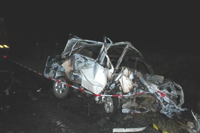 Doi oameni au ars de vii